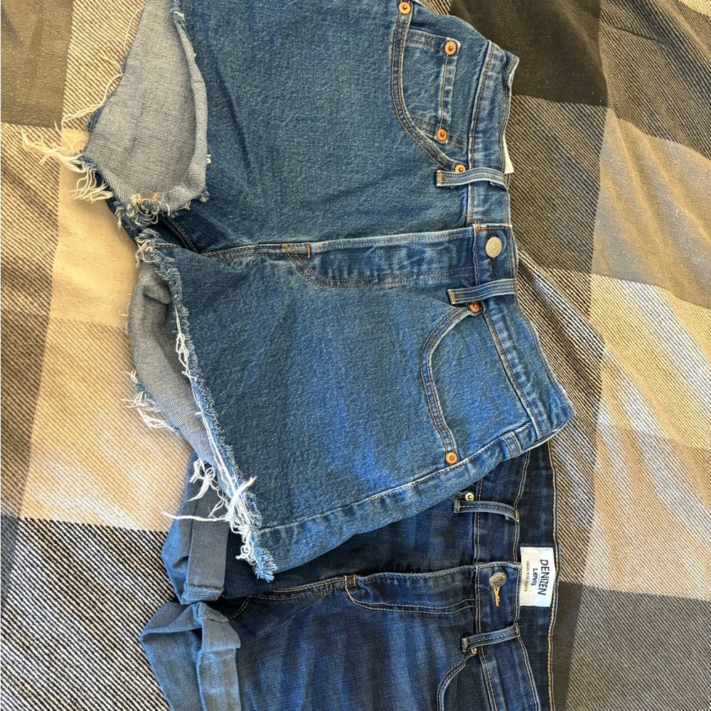 Woman’s 26 Levi Short LOT